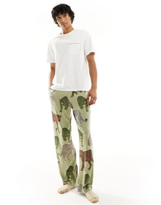 Пижамный комплект Chelsea Peers из футболки и брюк с леопардовым принтом цвета хаки Chelsea Peers