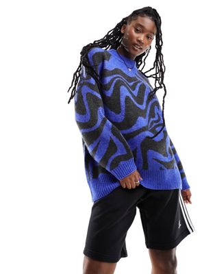 Жаккардовый свитер Monki с крупными завитками синего цвета Monki