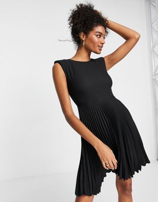 Черное платье мини с плиссированной юбкой Closet London Closet London