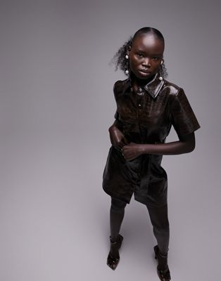 Шоколадное платье-рубашка из искусственной кожи с поясом и короткими рукавами Topshop Petite Topshop Petite