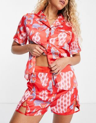 Яркая атласная пижама с калейдоскопическим принтом розового и красного цветов Liquorish