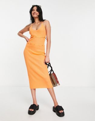 Женское вязаное платье средней длины NA-KD X Elin Warnqvist с деталями на пуговицах в оранжевом цвете NAKD