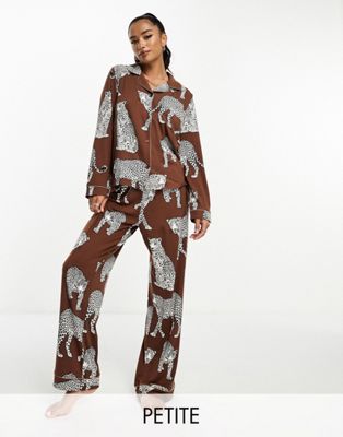 Эксклюзивный коричневый пижамный комплект из трикотажного топа и брюк с леопардовым принтом Chelsea Peers Petite Chelsea Peers