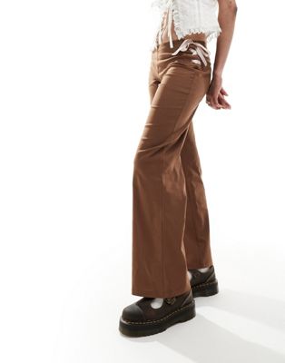  Коричневые брюки-клеш Reclaimed Vintage с розовыми бантами и лентой Reclaimed Vintage