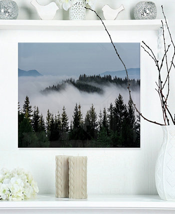 Designart 'Темные деревья и туман над горами' Пейзаж Металлическая настенная живопись - 20 "X 12" Design Art