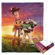 Вуди и Базз Лайтер из мультфильма «История игрушек» Диснея и Пиксара «Карнавальные приятели» набросили одеяло Disney