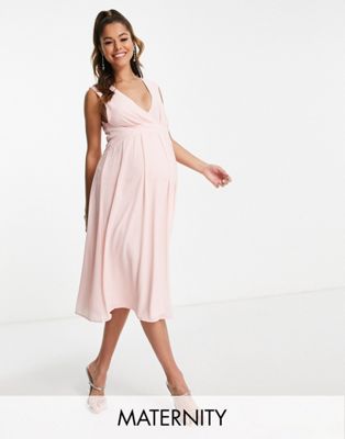 Шифоновое платье миди с v-образным вырезом и плиссированной юбкой TFNC Maternity Bridesmaid нежно-розового цвета TFNC
