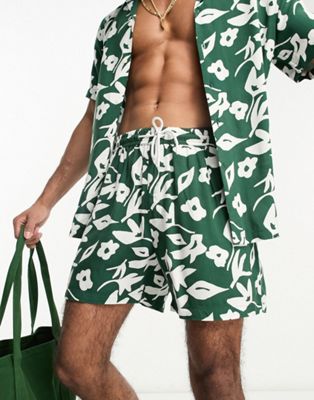 Зеленые шорты с цветочным принтом New Look — часть комплекта New Look