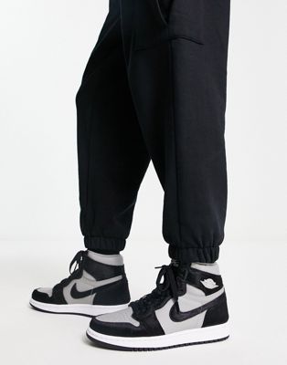 Серые, черные и белые кроссовки Nike Air Jordan 1 Retro Nike