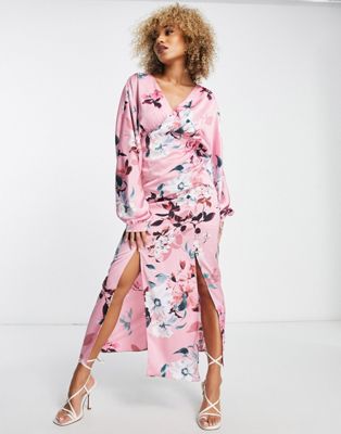 Яркое атласное платье макси с рукавами-кимоно темно-розового цвета с цветочным принтом Liquorish