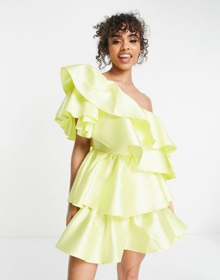 Атласное платье мини с открытыми плечами и оборками ASOS LUXE лимонного цвета ASOS Luxe