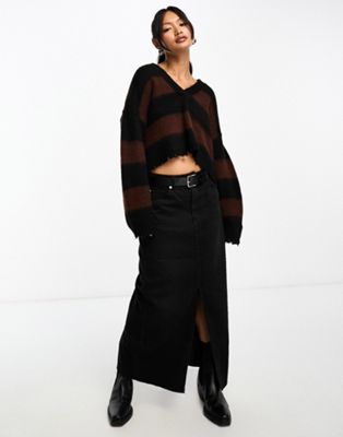 Укороченный вязаный свитер с v-образным вырезом AllSaints Lou в черно-коричневую полоску AllSaints