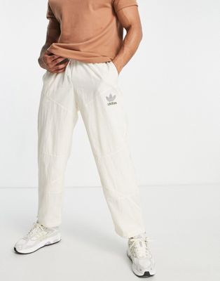 Купить Джоггеры Чудо-белые спортивные штаны с подушкой adidas Originals 4D Adidas, цвет - белый, по цене 5 810 рублей в интернет-магазине Usmall.ru