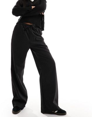 Черные прямые брюки в тонкую полоску с кулиской Monki Monki