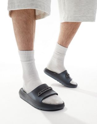Черные сандалии ASOS DESIGN с потертым принтом и значком ASOS DESIGN
