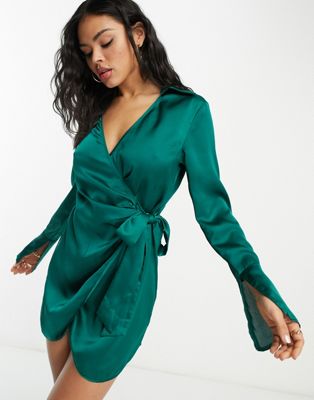 Эксклюзивное атласное платье-рубашка с запахом и разрезными рукавами Public Desire x Paris Artiste изумрудно-зеленого цвета Public Desire
