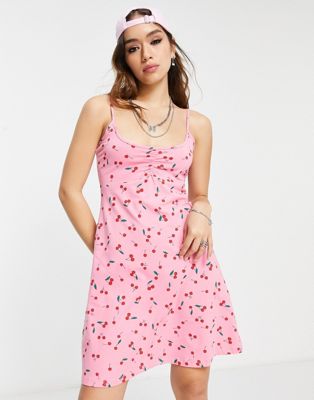 Свободное мини-платье на бретелях Only с принтом розовой вишни ONLY