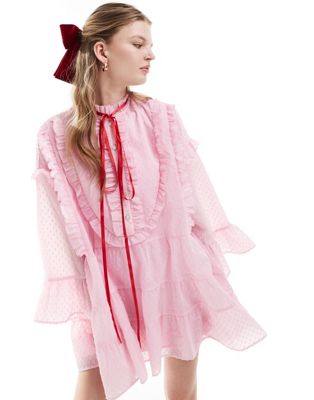 Розовое мини-платье с контрастным галстуком-бабочкой и рюшами Sister Jane Sister jane