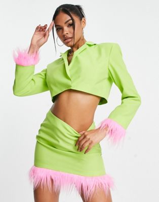 Укороченный пиджак ASYOU с розовой отделкой из искусственных перьев зеленого цвета — часть комплекта AsYou