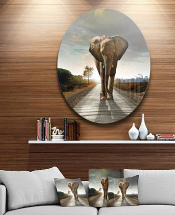 Диск для фотографий Designart 'Одинокий шагающий слон' Металлическая настенная живопись - 23 "x 23" Design Art