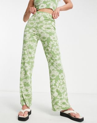 Зеленые трикотажные брюки с цветочным принтом Damson Madder — часть комплекта Damson Madder