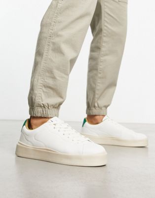 Белые кроссовки Bershka в стиле ретро с зелеными язычками сзади Bershka