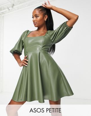 Оливковое платье мини с плиссированной юбкой в стиле бэби-долл ASOS DESIGN Petite из искусственной кожи ASOS Petite