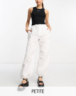 Белые нейлоновые брюки-карго с завязками на талии Bershka Petite Bershka