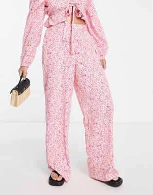 Широкие брюки Vero Moda с розовым цветочным принтом — часть комплекта. VERO MODA