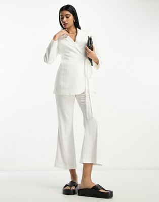 Белые укороченные расклешенные льняные брюки-клеш ASOS DESIGN ASOS DESIGN
