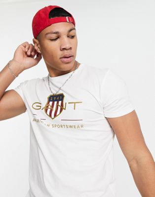 Белая футболка GANT с большим логотипом в виде щита GANT