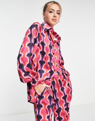 Рубашка оверсайз In The Style с розовым геопринтом — часть комплекта In The Style