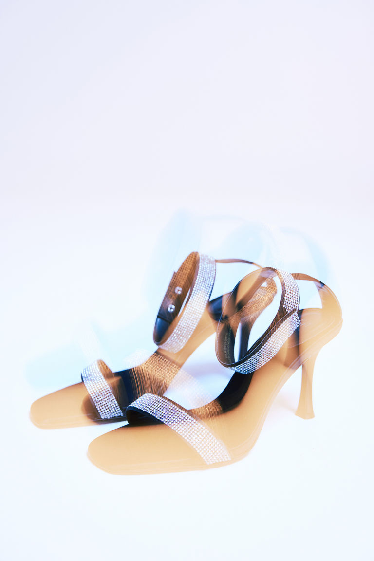 Босоножки на каблуке, украшенные стразами H&M