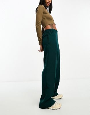 Темно-зеленые высокие расклешенные брюки Monki Monki