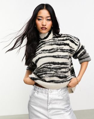 Мягкий свитер Only с высоким воротником в черно-белую абстрактную полоску ONLY