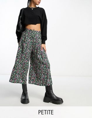 Черные укороченные брюки с цветочным принтом New Look Petite New Look
