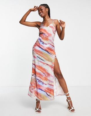Эксклюзивное атласное платье макси с глубоким вырезом спереди In The Style x Yasmin Devonport с абстрактным принтом In The Style