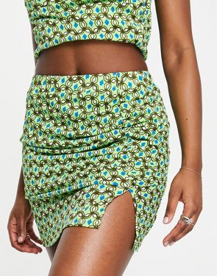 Только боковая юбка со сборками зеленого абстрактного принта - часть комплекта. ONLY