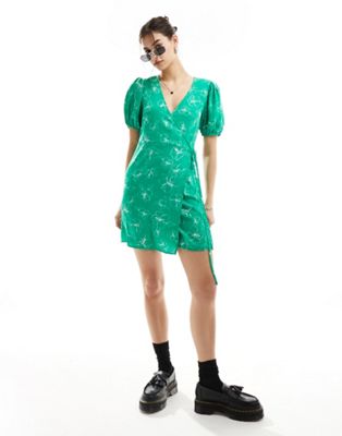 Гламурное чайное платье с короткими рукавами и запахом зеленого цвета с каракулями GLAMOROUS