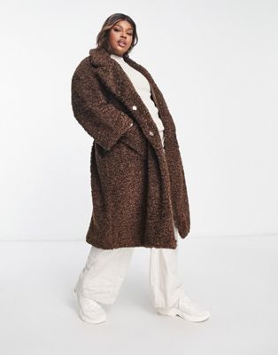 Удлиненное плюшевое пальто QED London Plus с поясом из полиуретана шоколадно-коричневого цвета QED London Plus