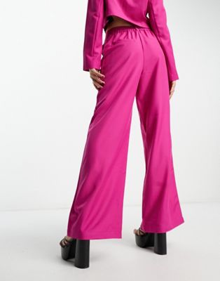 Только широкие брюки розового кроя - часть комплекта. ONLY