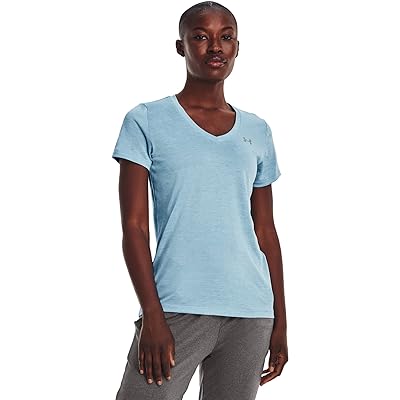 UA Tech™ Twist V-Neck: легкая ткань, свободный крой, влагоотводящая технология Under Armour