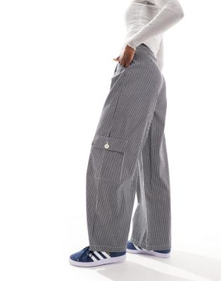 Темно-серые брюки-карго в тонкую полоску с широкими штанинами Reclaimed Vintage Reclaimed Vintage