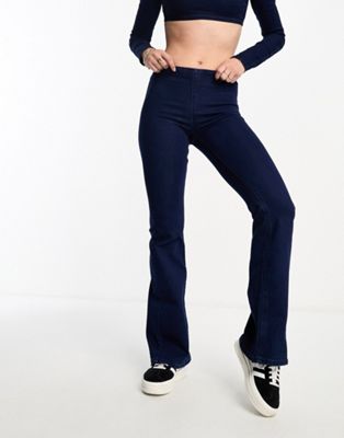 Бесшовные джинсы-клеш из эластичного денима Pull&Bear синего цвета индиго — часть комплекта Pull&Bear