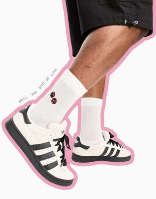 Белые спортивные носки с вышивкой кубиками ASOS DESIGN ASOS DESIGN