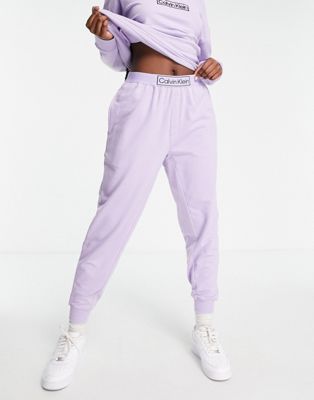 Купить Джоггеры Сиреневые спортивные брюки Calvin Klein Reimagined Heritage CalvinKlein, цвет - фиолетовый, по цене 8 580 рублей в интернет-магазине Usmall.ru