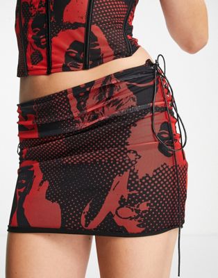 Мини-юбка Edikted со шнуровкой по бокам и красным принтом в стиле гранж - часть комплекта Edikted