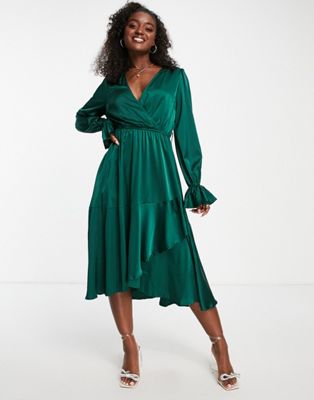Эксклюзивное атласное платье миди с запахом In The Style изумрудно-зеленого цвета In The Style