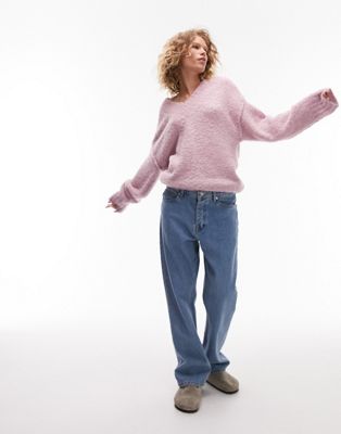 Розовый вязаный длинный свитер-букле с v-образным вырезом Topshop TOPSHOP