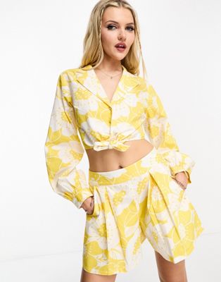 Желтые тропические шорты Miss Selfridge Chuck — часть комплекта Miss Selfridge